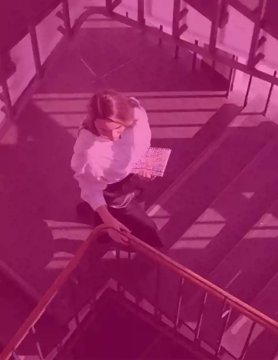 Kvinna går upp för en trappa