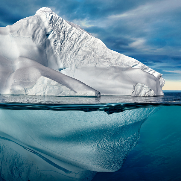 GreenTech isberg som speglas i havet